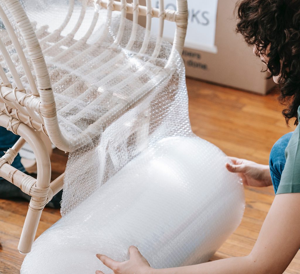 Complementary services - Woman packing chair